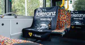 Ein Handtuch mit dem Schriftzug "Für Toleranz reserviert" mit dem Fritz-Kola Loog liegt auf einem Sitz in einer Bahn der BVG