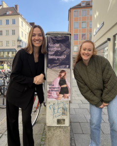 Gründerinnen von dais mit einem Plakat zum Thema Frauengesundheit