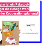 eine Hand hält Paketbeileger hoch, daneben steht der Titel des Artikels