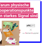 Eine Hand hält einen Flyer